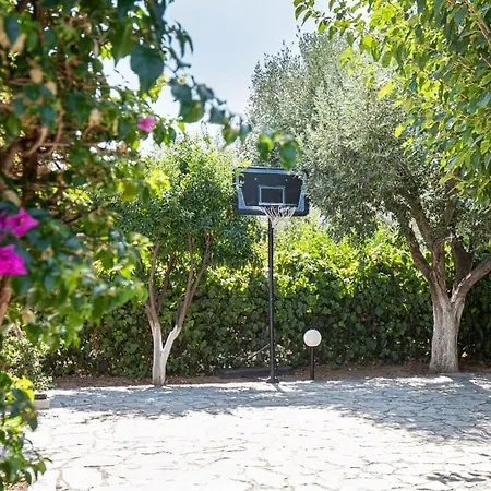 Villa Luxurious Villa, With Big Garden Next To Beach