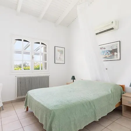 Villa Luxurious Villa, With Big Garden Next To Beach Selianitika