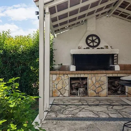 Luxurious Villa, With Big Garden Next To Beach Selianitika