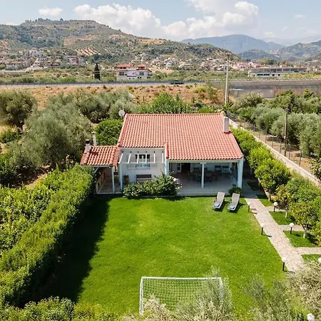 Luxurious Villa, With Big Garden Next To Beach Villa Selianítika